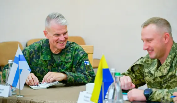 Finnish Army commander meets Ukrainian front-line and drone commanders